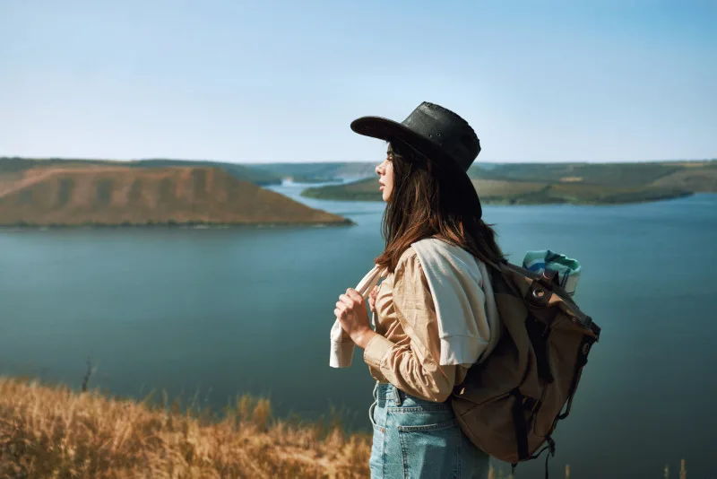Femme voyageant seule pour la première fois avec un sac à dos dans une ville européenne, symbole de liberté et d’autonomie en voyage solo