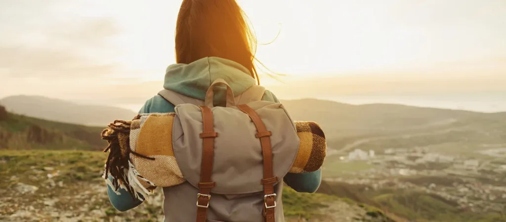 Voyager seule sans se sentir isolée : guide complet pour vivre un voyage solo équilibré 3 Voyageuse seule dans une rue animée rencontrant des personnes locales