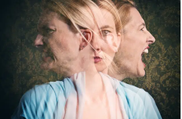 cerveau humain analysant une relation amoureuse floue et incertaine