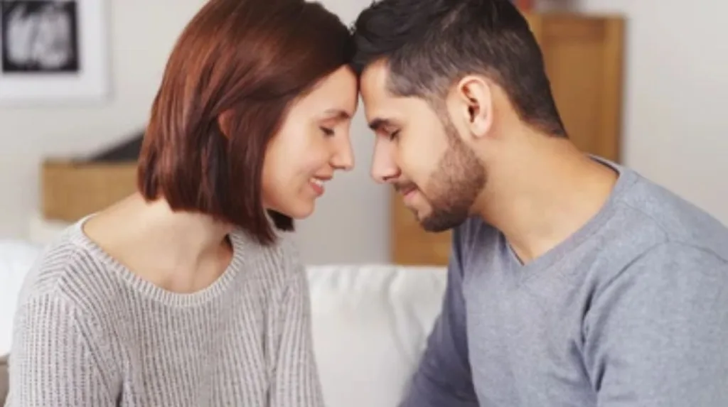langage corporel positif regard sourire posture ouverte attraction