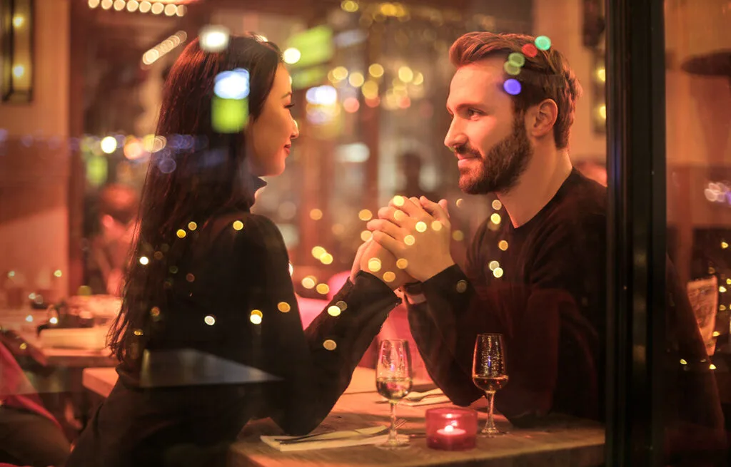 signes premier rendez-vous réussi conversation fluide sourire temps qui passe vite