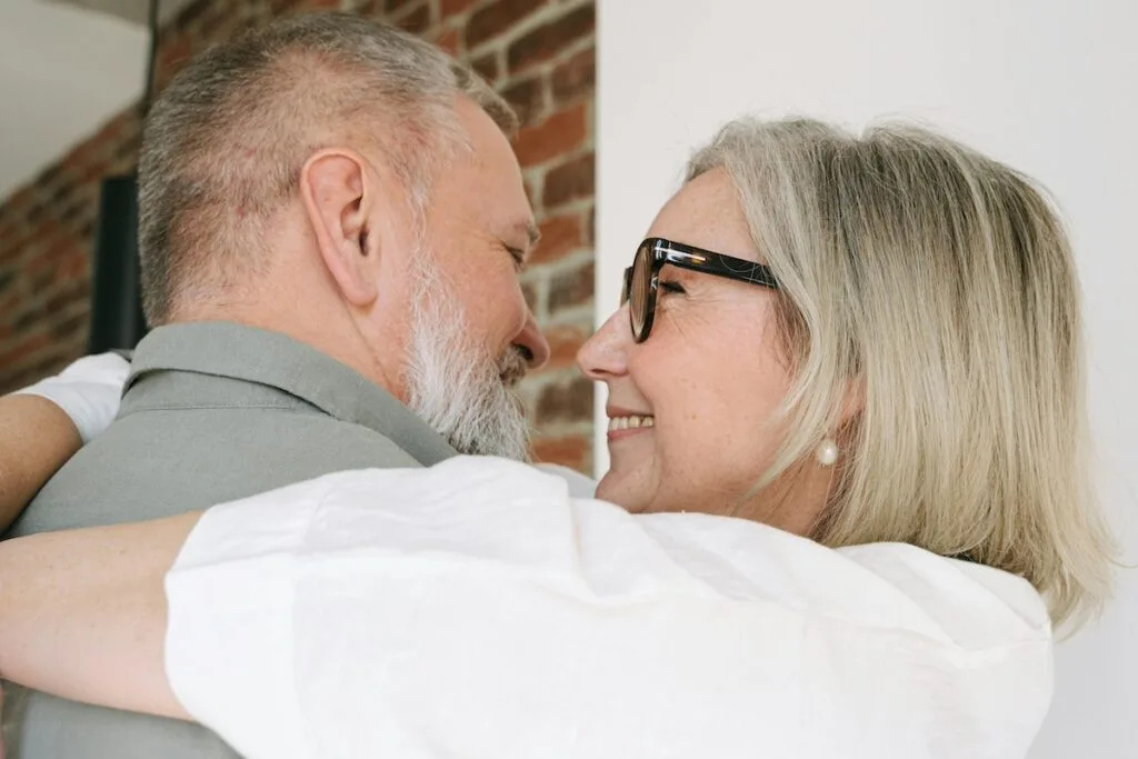 Sexualité homme après 50 ans : 11 clés puissantes pour une vie intime épanouie 11 Homme mature acceptant les fluctuations naturelles du désir et de la libido