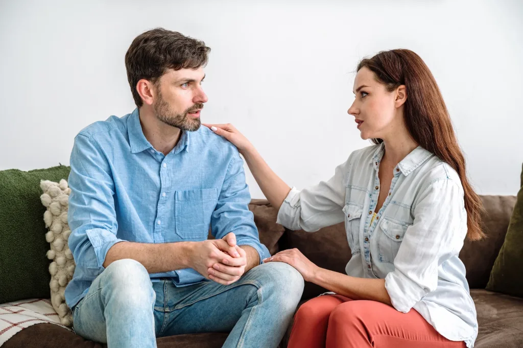 Sexualité homme après 50 ans : 11 clés puissantes pour une vie intime épanouie 8 Couple mature échangeant calmement pour améliorer la communication et la vie intime
