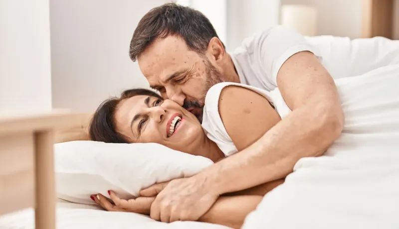 Sexualité homme après 50 ans : 11 clés puissantes pour une vie intime épanouie 5 Homme de plus de 50 ans adoptant un mode de vie sain pour améliorer sa vitalité et sa sexualité