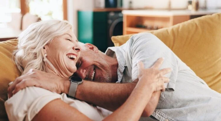 Sexualité homme après 50 ans : 11 clés puissantes pour une vie intime épanouie 4 Homme mature réfléchissant à l’évolution du désir et de la sexualité après 50 ans
