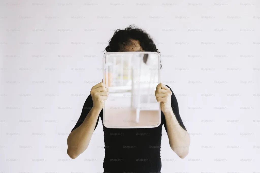 Photo de profil : 11 erreurs fatales qui réduisent vos réponses sur un site de rencontre 7 Profil de rencontre avec visage caché ou non visible réduisant la confiance des utilisateurs