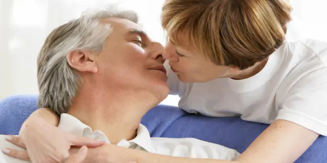 Sexualité homme après 50 ans : 11 clés puissantes pour une vie intime épanouie 12 Homme mature retrouvant une sexualité plus sereine et équilibrée après 50 ans