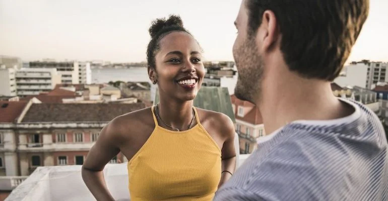 Tension sexuelle au premier rendez-vous : 12 conseils efficaces pour séduire 9 Deux personnes complices discutant pendant un premier rendez-vous