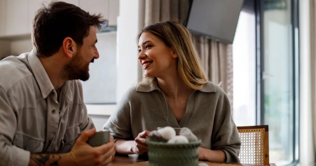 Tension sexuelle au premier rendez-vous : 12 conseils efficaces pour séduire 6 Deux personnes lors d’un rendez-vous avec une communication difficile