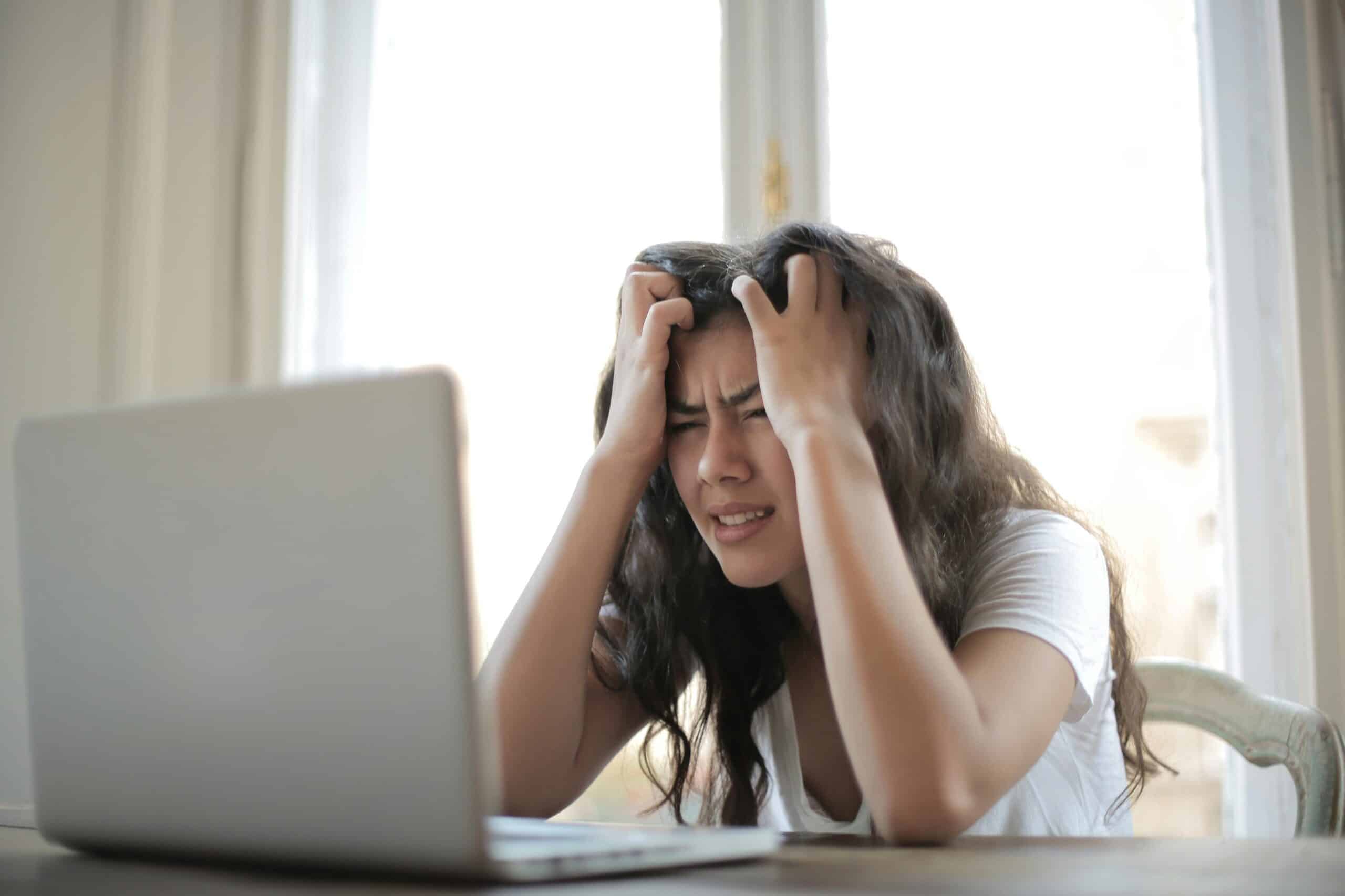 Erreurs fréquentes dans un premier message sur un site de rencontre qui font fuir les profils