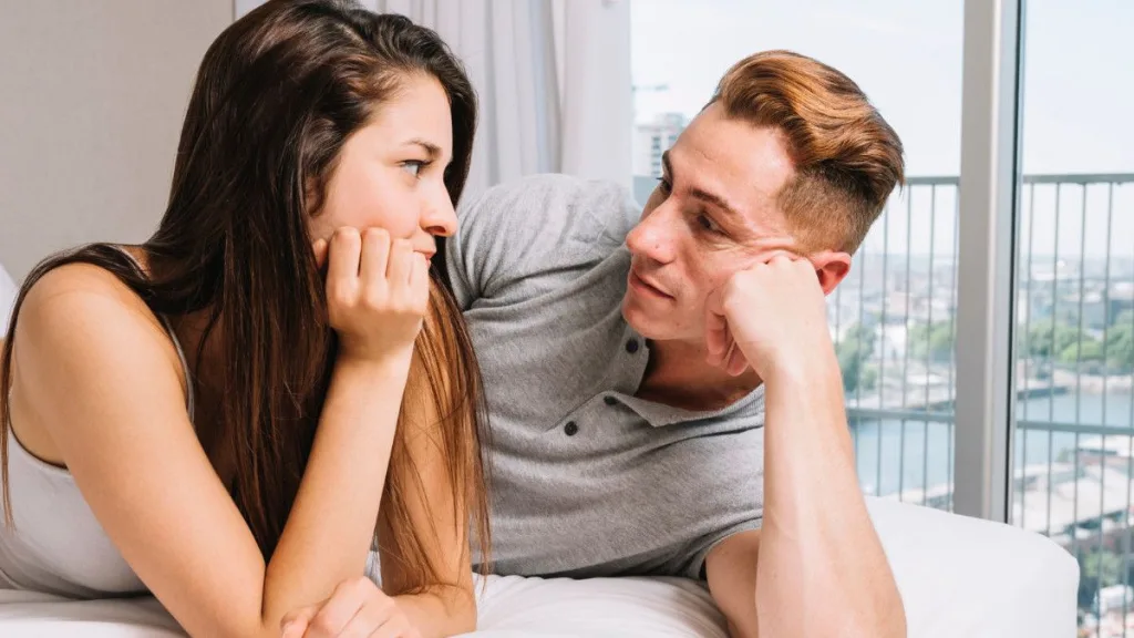 Tension sexuelle au premier rendez-vous : 12 conseils efficaces pour séduire 2 Homme et femme échangeant un regard complice lors d’un premier rendez-vous