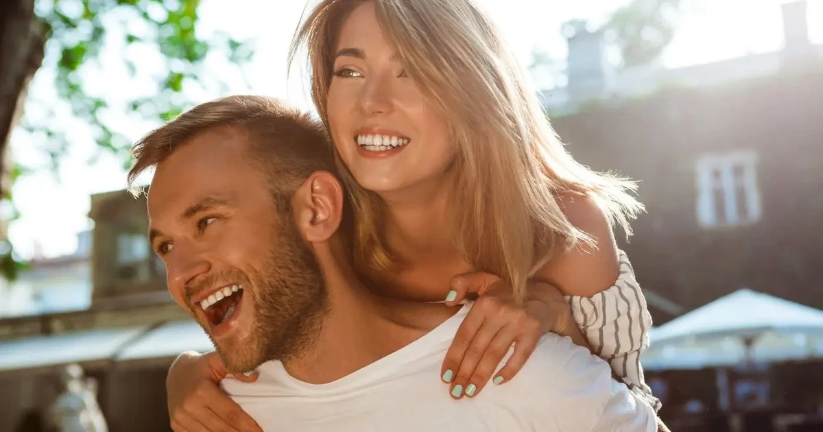 Complicité dans le couple : 10 conseils essentiels pour se retrouver 1 Couple partageant un moment de complicité