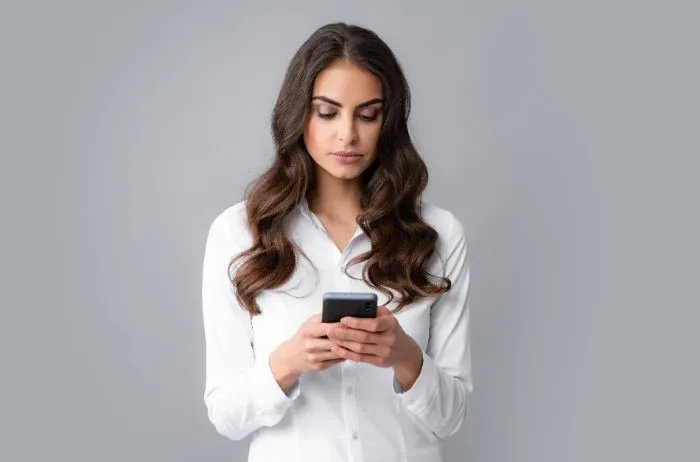 Regarder un profil avant d'envoyer un message sur un site de rencontre