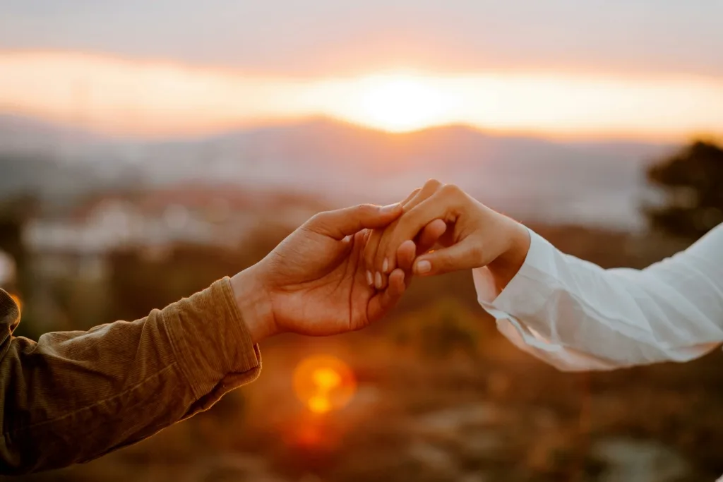 Confiance dans le couple : comment la préserver quand les doutes s’installent 1 Couple discutant pour préserver la confiance dans leur relation