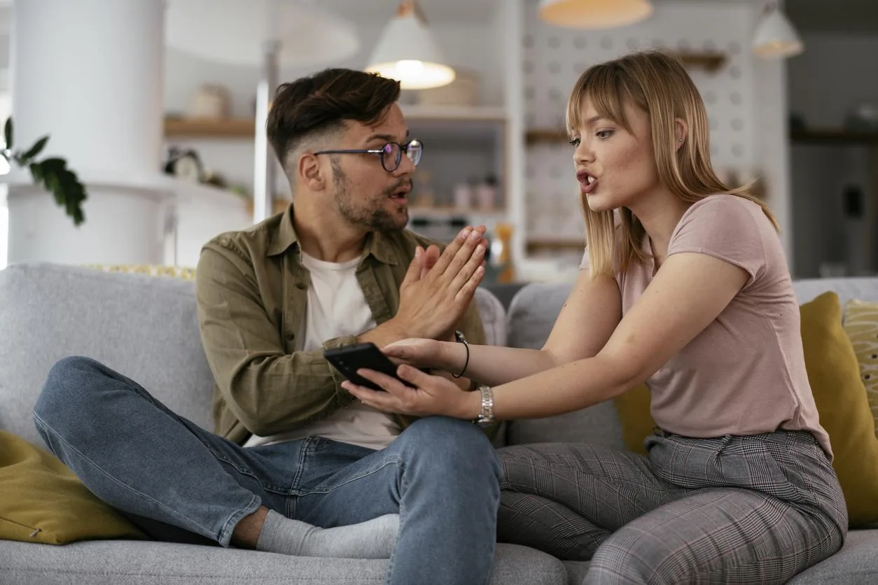Couple en crise : les signes qui ne trompent pas 2 Couple observant les difficultés de sa relation