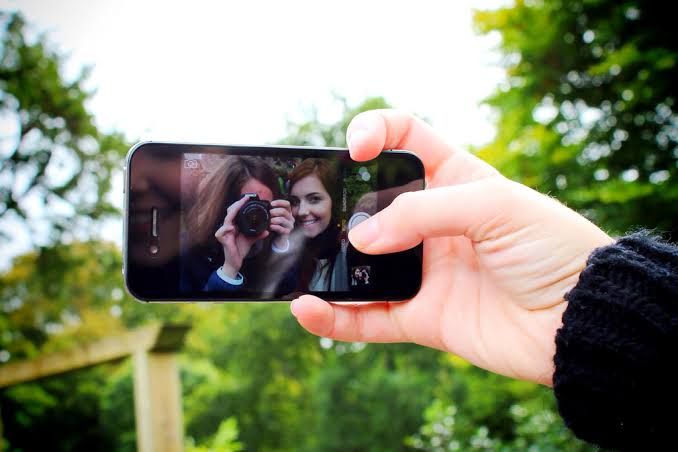 Photo maîtrisée pour un profil de rencontre discret