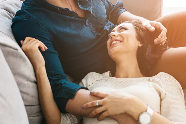 Confiance dans le couple : comment la préserver quand les doutes s’installent 2 Couple heureux partageant un moment de confiance