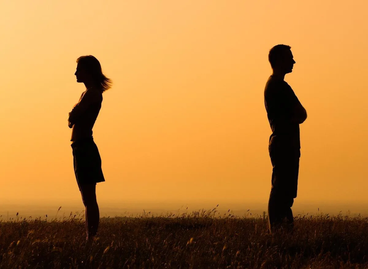 Confiance dans le couple : comment la préserver quand les doutes s’installent 4 Couple essayant de reconstruire la confiance après une infidélité