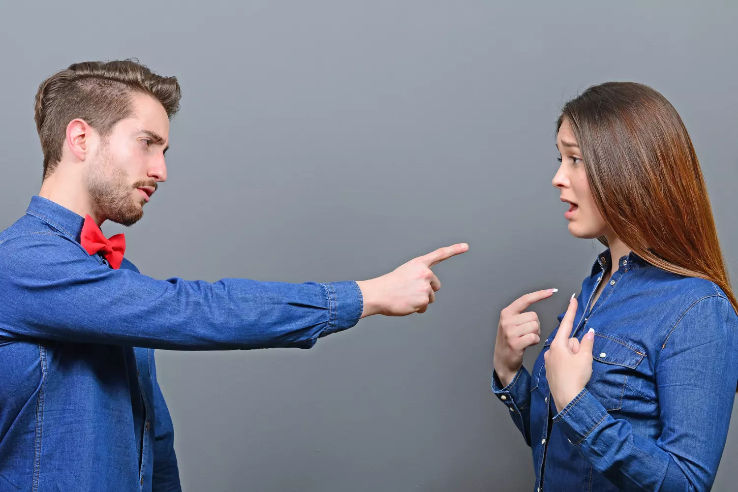 Couple en crise : les signes qui ne trompent pas 9 Couple en crise prenant le temps de réfléchir à sa relation