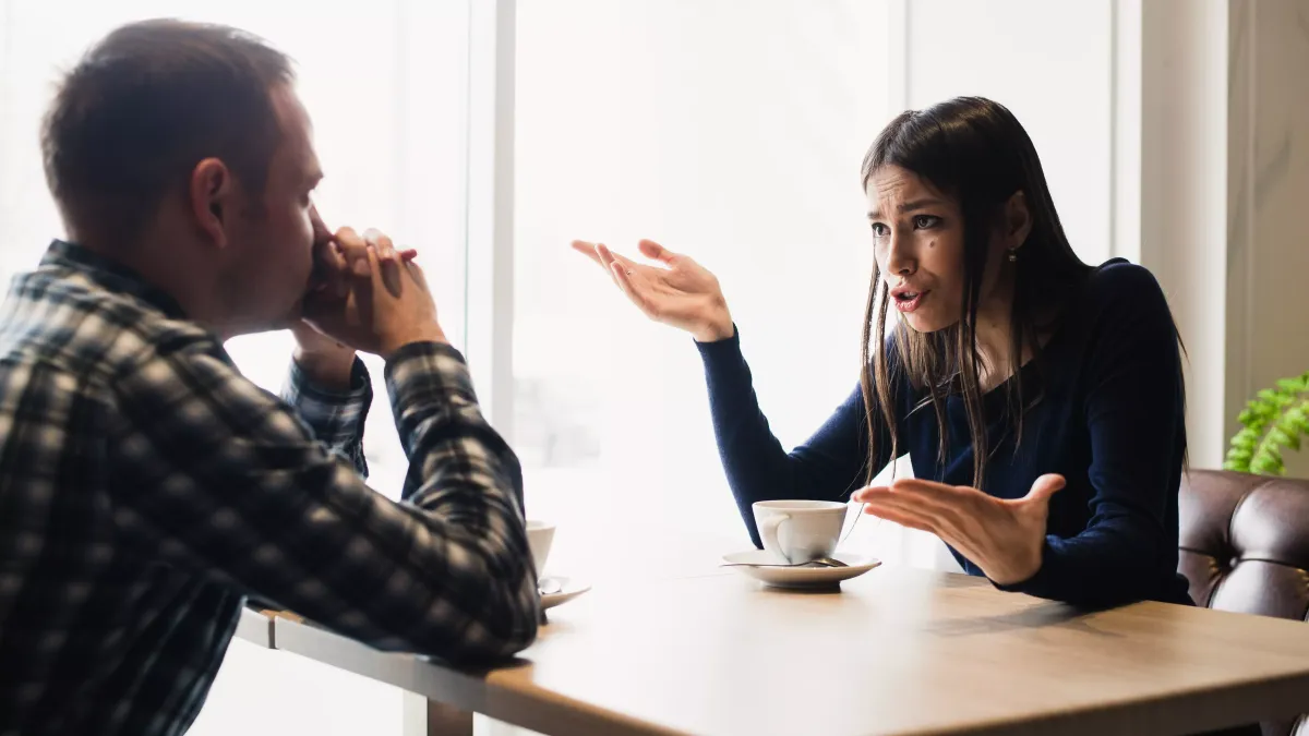 Couple en crise : les signes qui ne trompent pas 7 Couple en crise cherchant des solutions ensemble