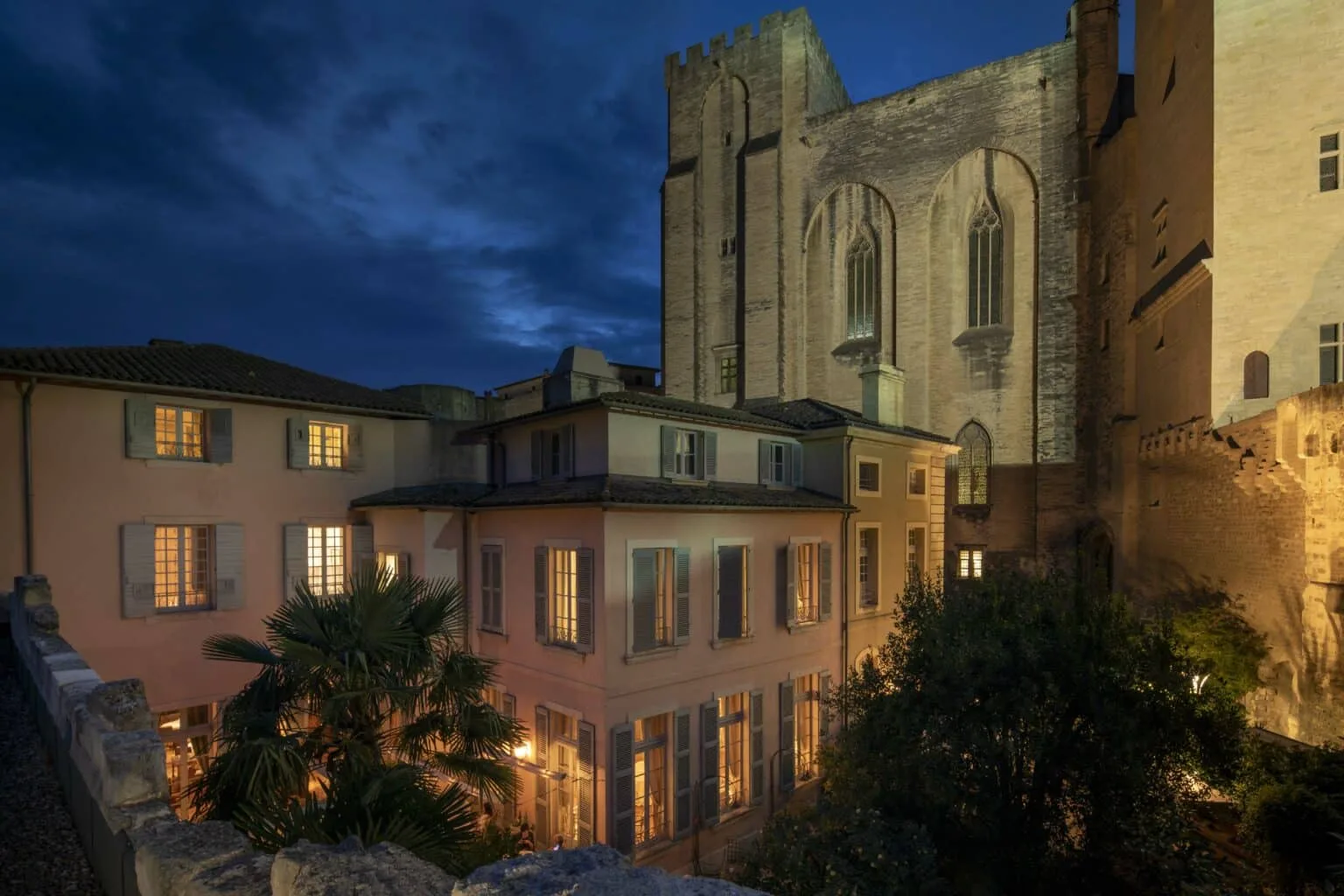 Hôtel discret pour rencontre : 8 critères pour bien choisir 5 Hôtel discret classique ou établissement spécialisé pour une rencontre