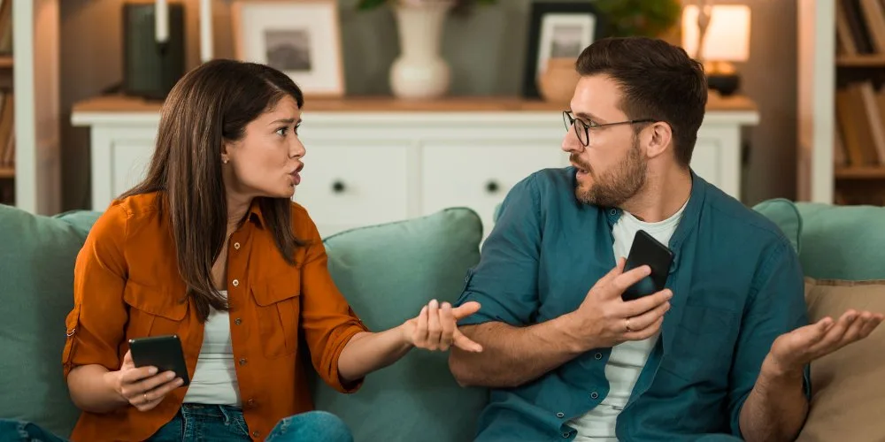 Relation toxique : 9 signes qui montrent que votre couple vous fait du mal 3 Partenaire qui veut contrôler votre vie