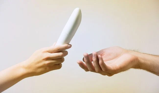 Sextoys en couple : 9 conseils essentiels pour renforcer la complicité 2 Couple découvrant les sextoys en couple pour partager une nouvelle expérience