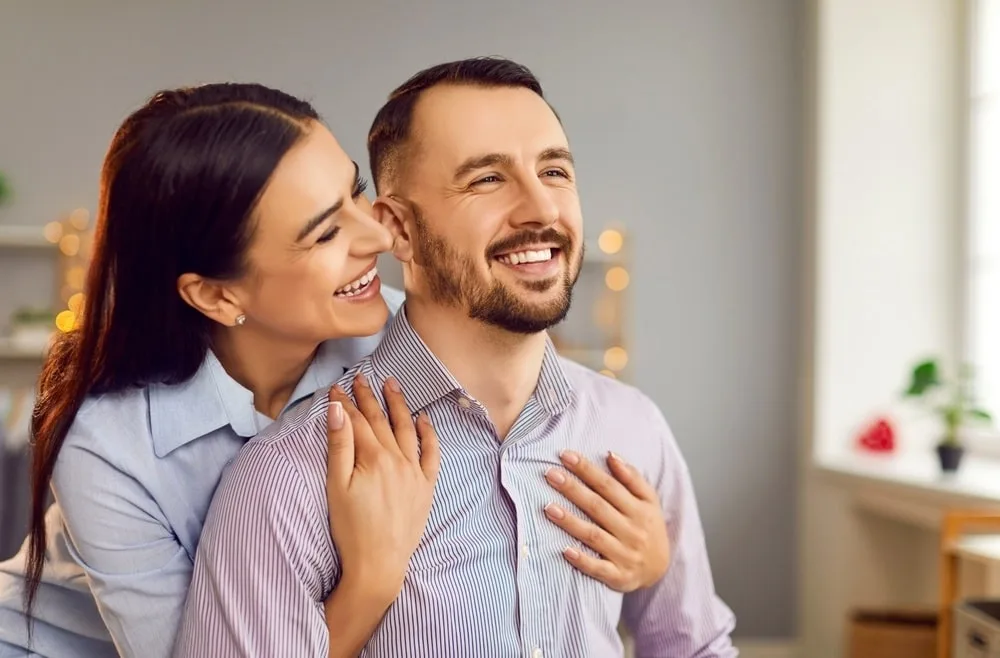 Sextoys en couple : 9 conseils essentiels pour renforcer la complicité 4 Couple échangeant sur ses envies et préférences
